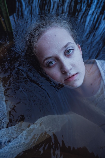 Ritratto di una ragazza adolescente in acqua