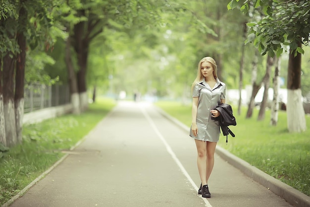 Ritratto di una ragazza adulta giovane bella alla moda