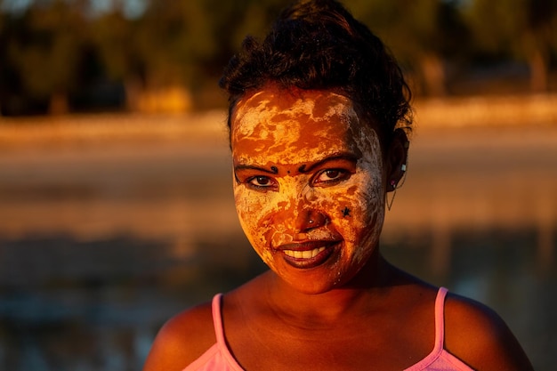 Ritratto di una ragazza africana dell'isola del Madagascar al tramonto.