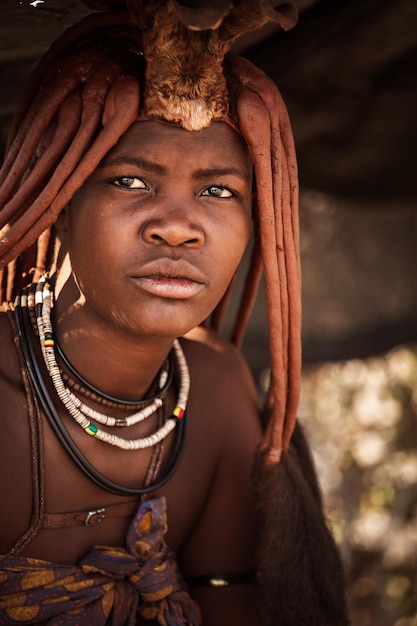 Ritratto di una ragazza africana della tribù Himba