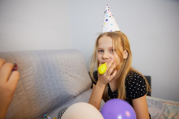 Ritratto di una ragazza carina con dei palloncini
