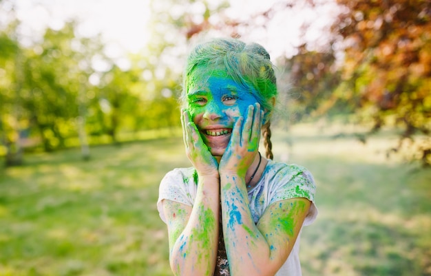 Ritratto di una ragazza carina dipinta nei colori del festival di Holi.