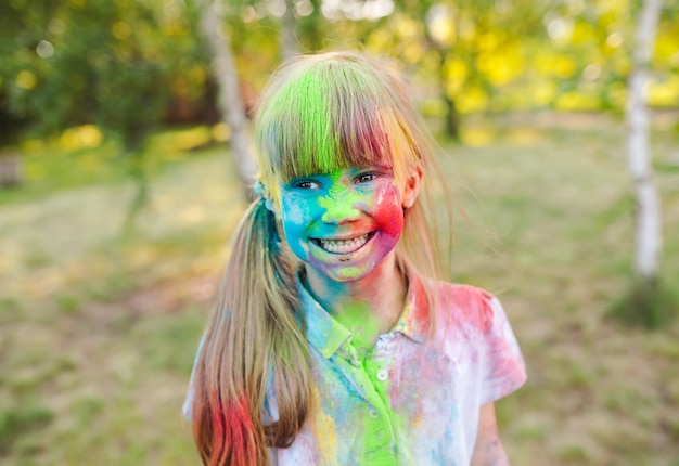 Ritratto di una ragazza carina dipinta nei colori del festival di Holi.