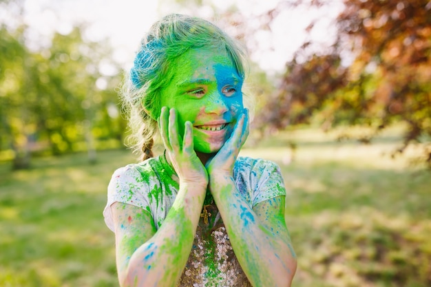 Ritratto di una ragazza carina dipinta nei colori del festival di Holi.