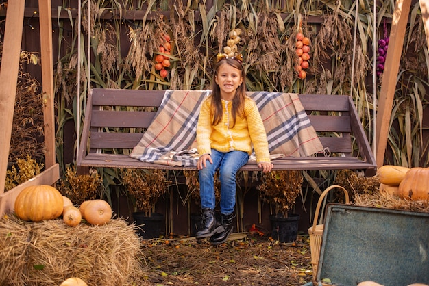 ritratto di una ragazza carina in abiti caldi in autunno halloween concept