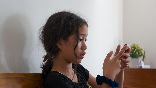 Ritratto di una ragazza che guarda il cellulare