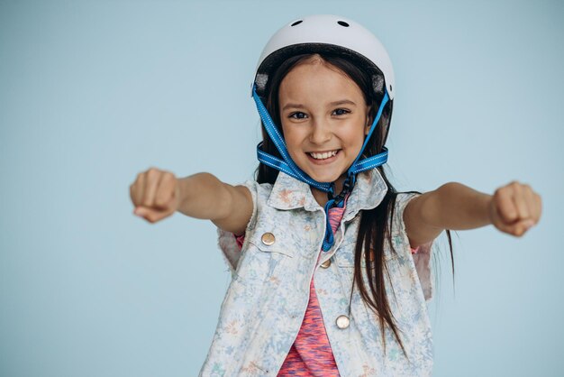 Ritratto di una ragazza che indossa il casco da scooter