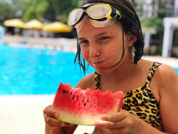 Ritratto di una ragazza che mangia un cocomero