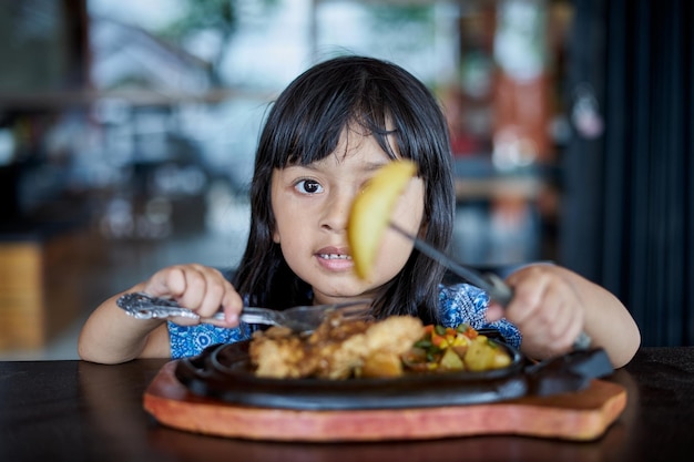 Ritratto di una ragazza che mangia