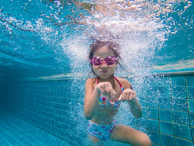 Ritratto di una ragazza che nuota in piscina
