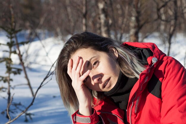 Ritratto di una ragazza che prende il sole nella neve