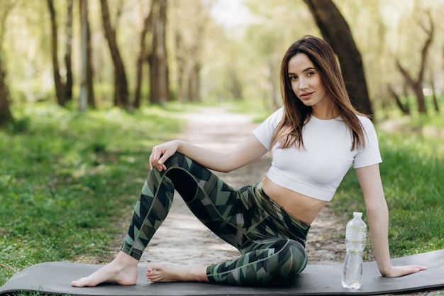 Ritratto di una ragazza che riposa dopo l'allenamento all'aperto Fai una pausa dopo lo yoga o lo stretching