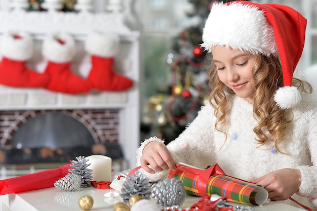 Ritratto di una ragazza che si prepara per il Natale