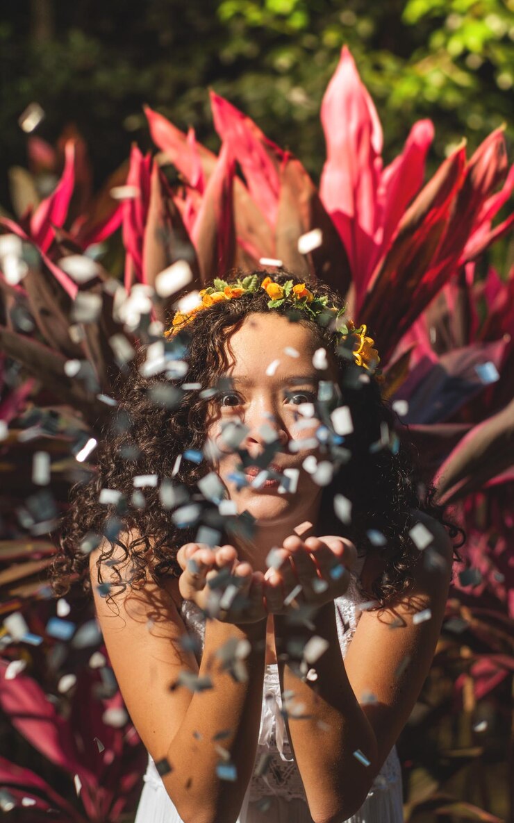 Foto ritratto di una ragazza che soffia confetti