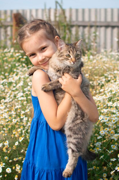 Ritratto di una ragazza che tiene in braccio un gatto carino e che abbraccia il suo animale domestico Affascinante concetto di animale domestico Foto orizzontale