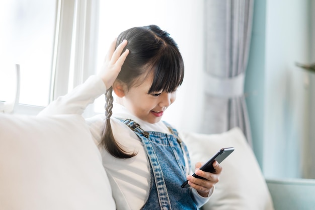 Ritratto di una ragazza che utilizza un telefono