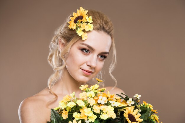 Ritratto di una ragazza con fiori in mano