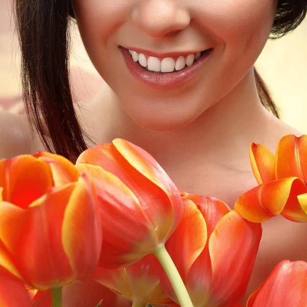 ritratto di una ragazza con fiori, tulipani