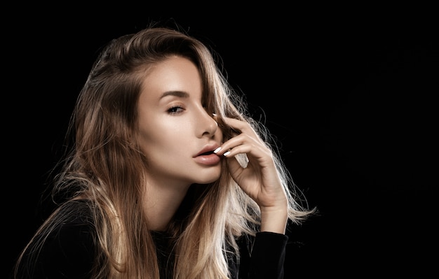 Ritratto di una ragazza con i capelli arruffati. Aspetto sexy.