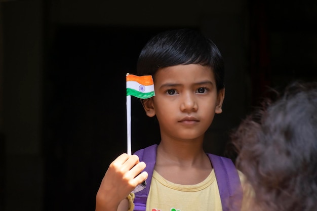 Ritratto di una ragazza con la bandiera indiana