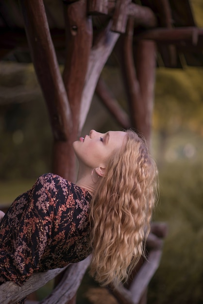 Ritratto di una ragazza con lunghi capelli ricci.