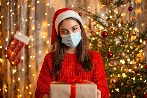 Ritratto di una ragazza con maschera e un regalo nelle mani