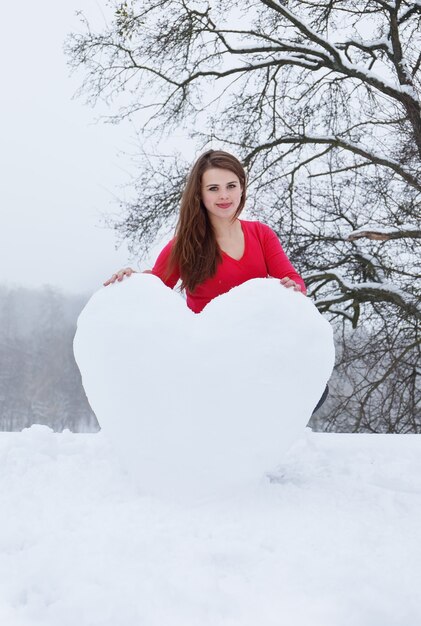 Ritratto di una ragazza con un grande cuore nevoso