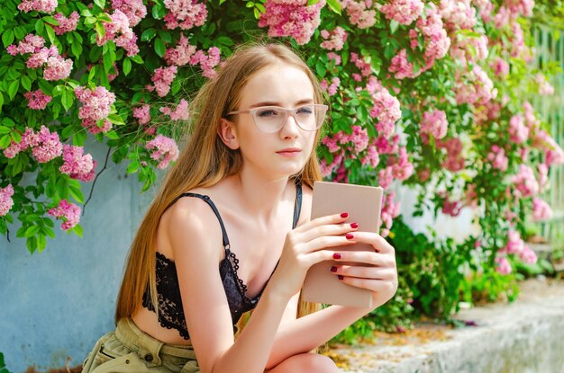 Ritratto di una ragazza con un telefono cellulare