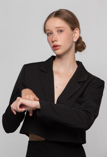 Ritratto di una ragazza con una giacca nera con una pettinatura classica