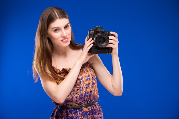 Ritratto di una ragazza con una macchina fotografica in mano