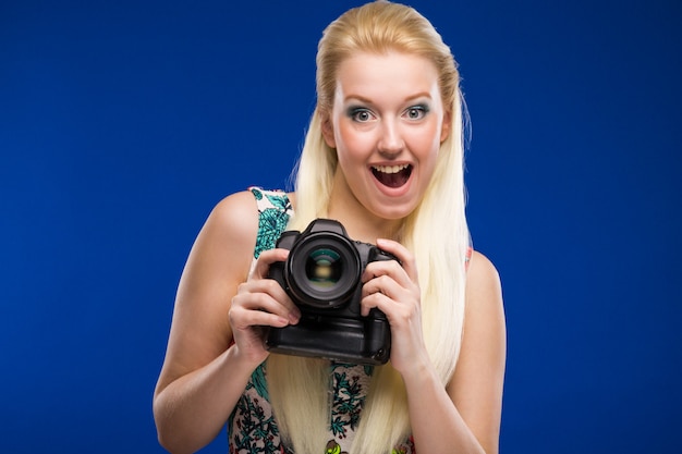 Ritratto di una ragazza con una macchina fotografica in mano