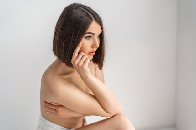 Ritratto di una ragazza con una mano sul viso