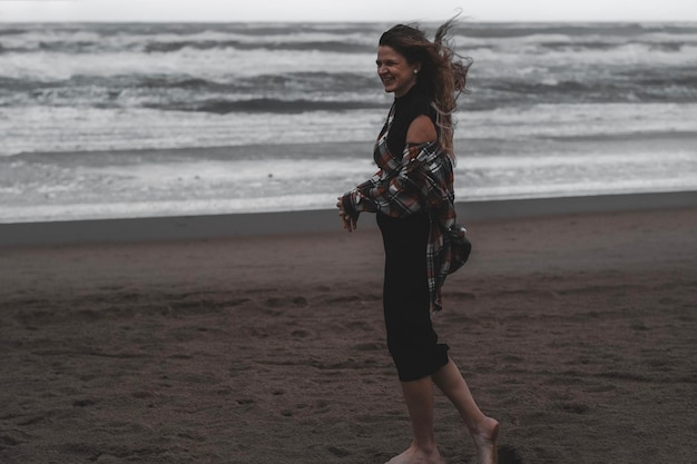 Ritratto di una ragazza forte, indipendente, spensierata e felice sullo sfondo del mare in autunno