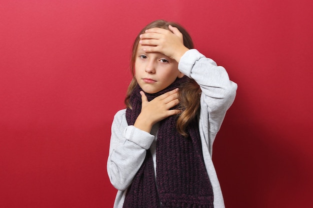 Ritratto di una ragazza fredda su uno sfondo colorato