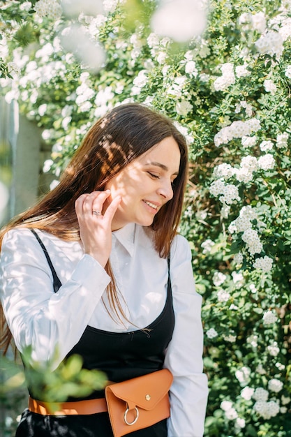 ritratto di una ragazza in fiori