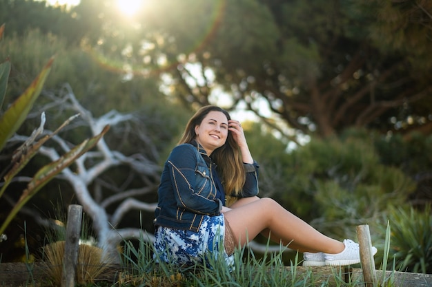 Ritratto di una ragazza in gonna sull'argine del villaggio di Saint-Cyr-sur-Mer, Francia.