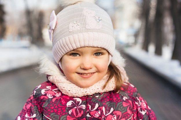 Ritratto di una ragazza in inverno