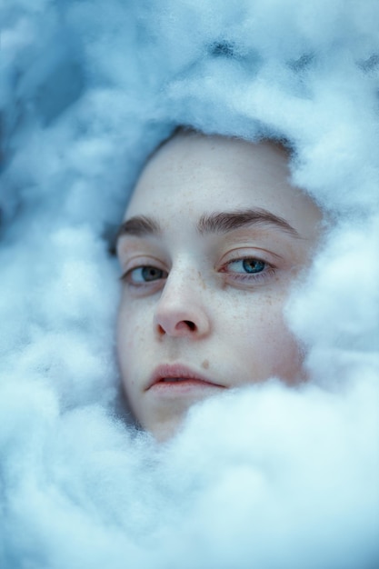 Ritratto di una ragazza nella neve
