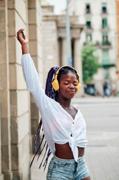 Ritratto di una ragazza nera che cammina in città