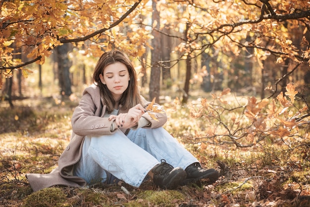 Ritratto di una ragazza premurosa e triste. Colori autunnali. Stile di vita. Atmosfera autunnale. foresta