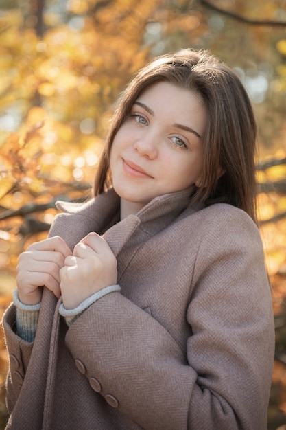 Ritratto di una ragazza premurosa e triste. Colori autunnali. Stile di vita. Atmosfera autunnale. foresta