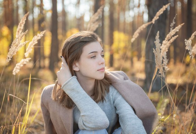 Ritratto di una ragazza premurosa e triste. Colori autunnali. Stile di vita. Atmosfera autunnale. foresta