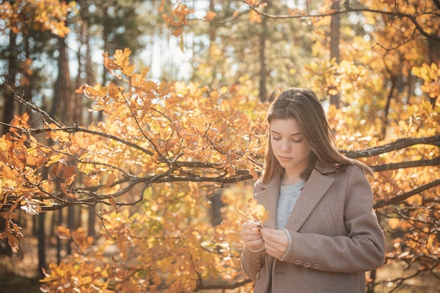 Ritratto di una ragazza premurosa e triste. Colori autunnali. Stile di vita. Atmosfera autunnale. foresta