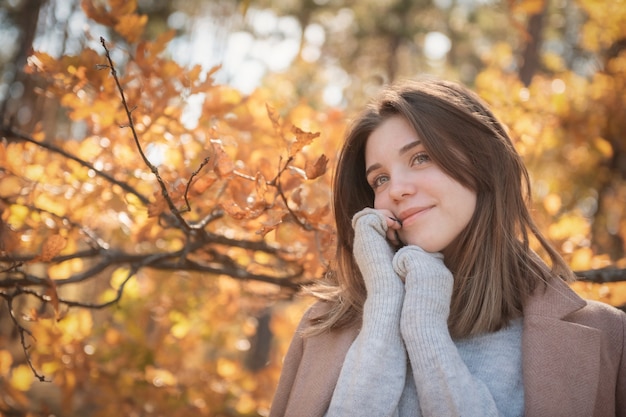 Ritratto di una ragazza premurosa e triste. Colori autunnali. Stile di vita. Atmosfera autunnale. foresta