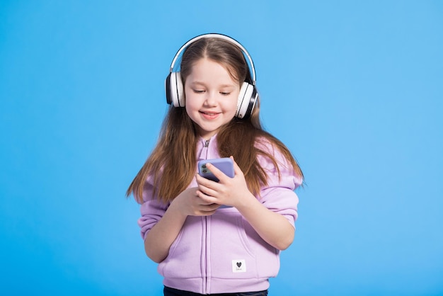 Ritratto di una ragazza sorridente che canta ascoltando musica con le cuffie wireless genere preferito pop