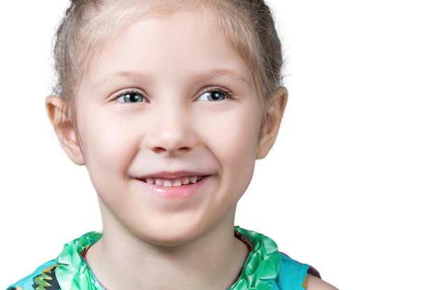 Ritratto di una ragazza sorridente con gli occhi verdi che guarda al lato isolato su sfondo bianco