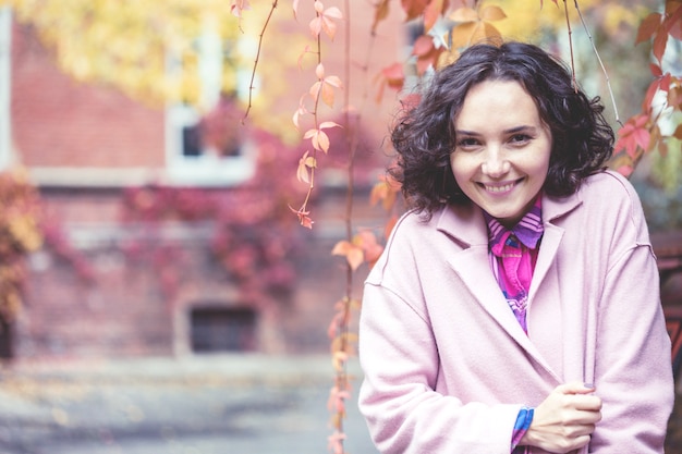 Ritratto di una ragazza sorridente felice all'aperto