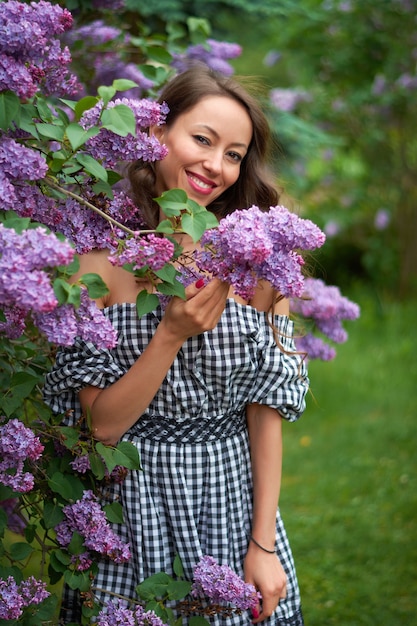 Ritratto di una ragazza sorridente in fiori lilla