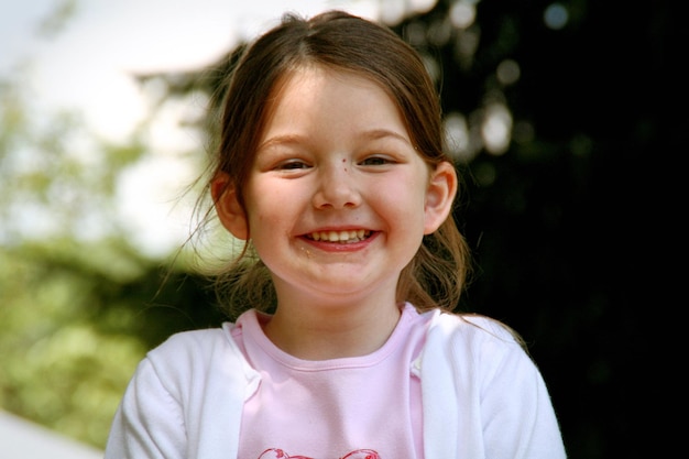 Ritratto di una ragazza sorridente