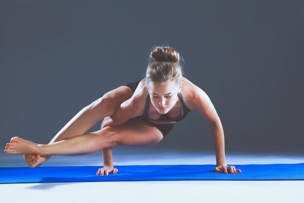 Ritratto di una ragazza sportiva che fa esercizio di stretching yoga